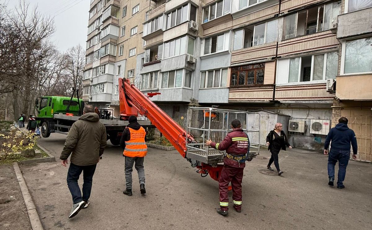 ліквідація наслідків у Голосіївському районі. Фото: голосіївська РДА