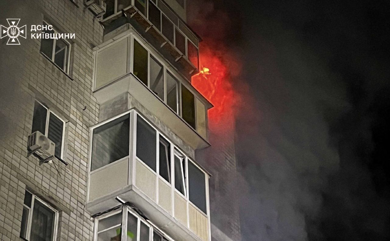 Росія продовжує свій терор по цивільній інфраструктурі. Фото: ДСНС України