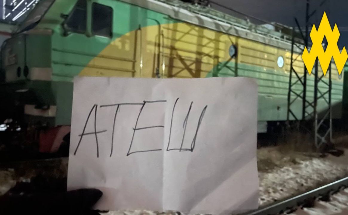 Агенти руху «АТЕШ» знищили військовий електровоз у російському Брянську. Фото: ТГ «Атеш»