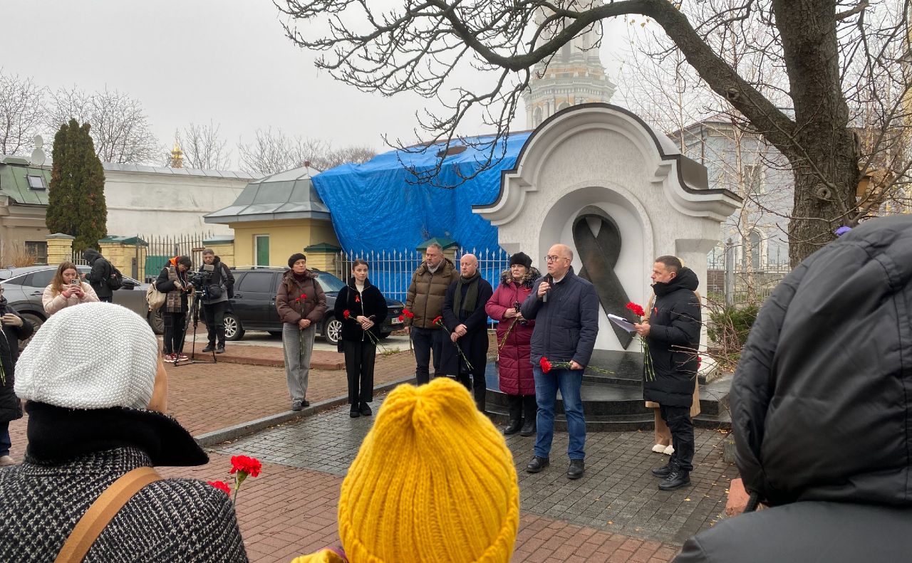 Під час церемонії покаладання квітів. Фото: 100 відсотків життя. Київський регіон