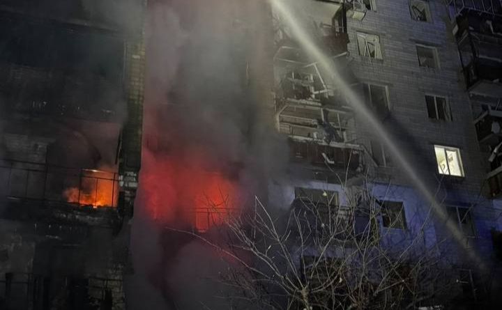 Будинок, у який влучив російський дрон. Фото: Денис Штілерман (Х)