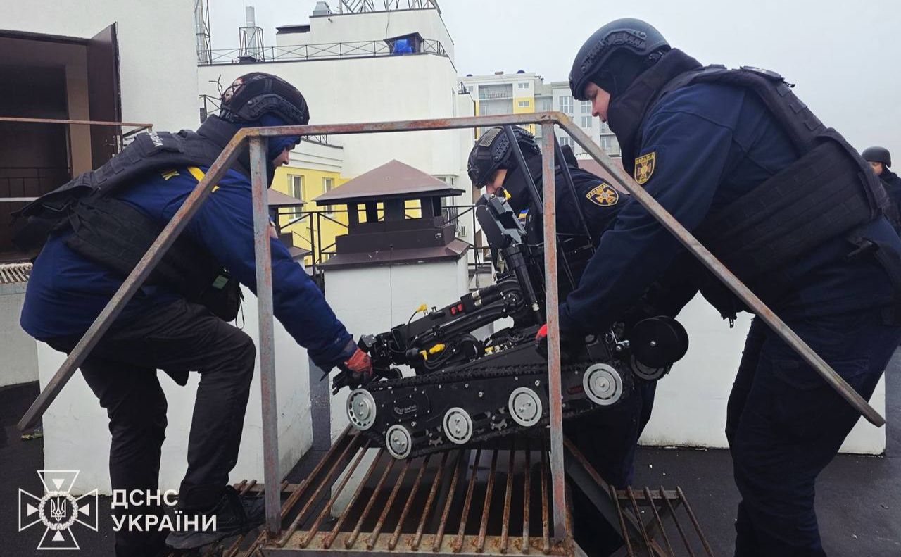 У Вишгороді фахівці ДСНС здійснили унікальну та надзвичайно ризиковану операцію. Фото: ДСНС України ТГ