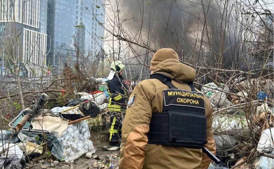 Пожежа на засміченій території. Фото: Муніципальна охорона