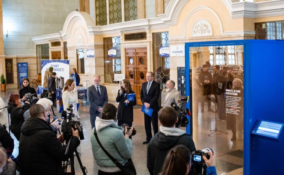Відкриття інсталяції МОМ на Центральному залізничному вокзалі Києва. Фото: МOM / Валерія Ландар
