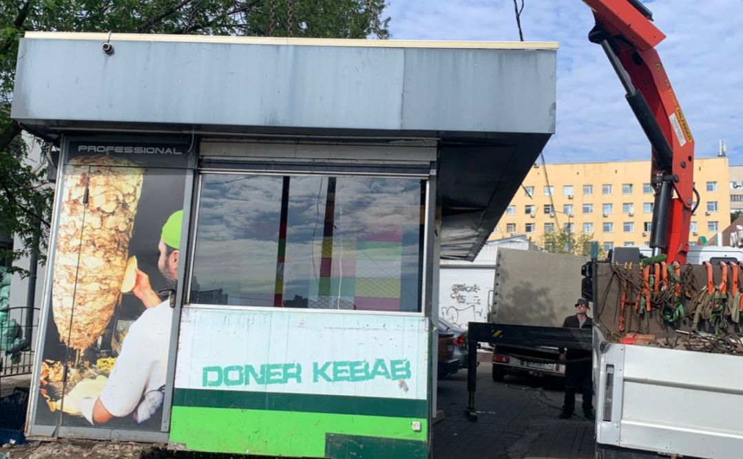 Знесення незаконного МАФу. Фото ілюстративне: КП «Київблагоустрій»