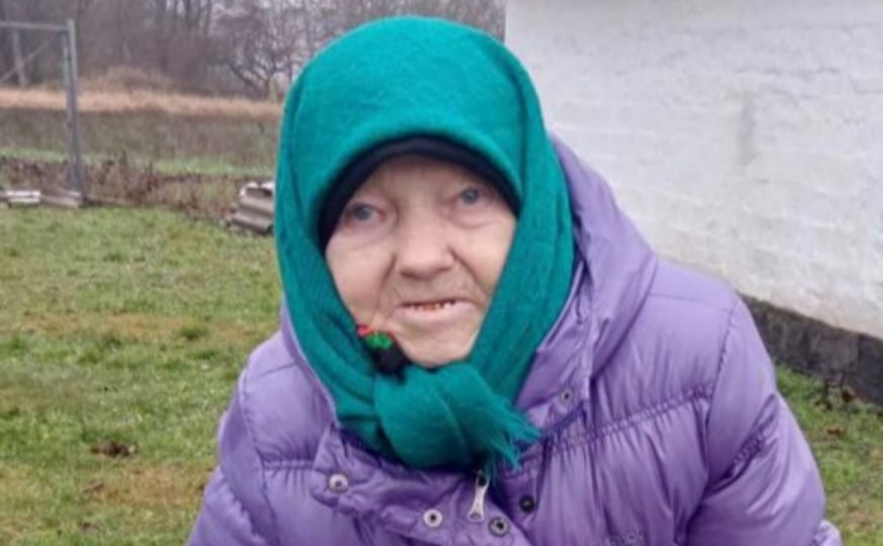 Була одягнена у чорну хустину та гумові калоші. Фото: поліція