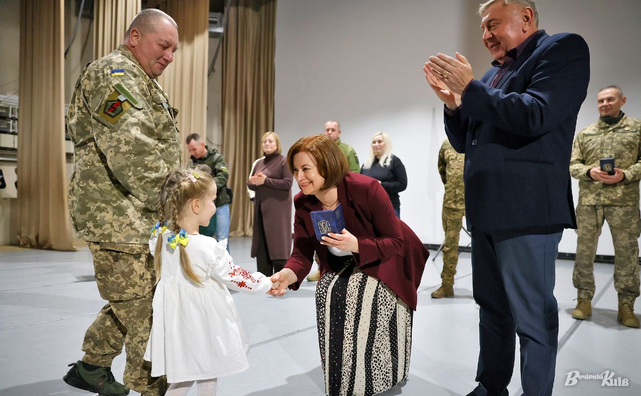 Нагороди вручила Ганна Старостенко. Під час нагородження воїни виходили на сцену зі своїми дітками. Фото: Борис Корпусенко