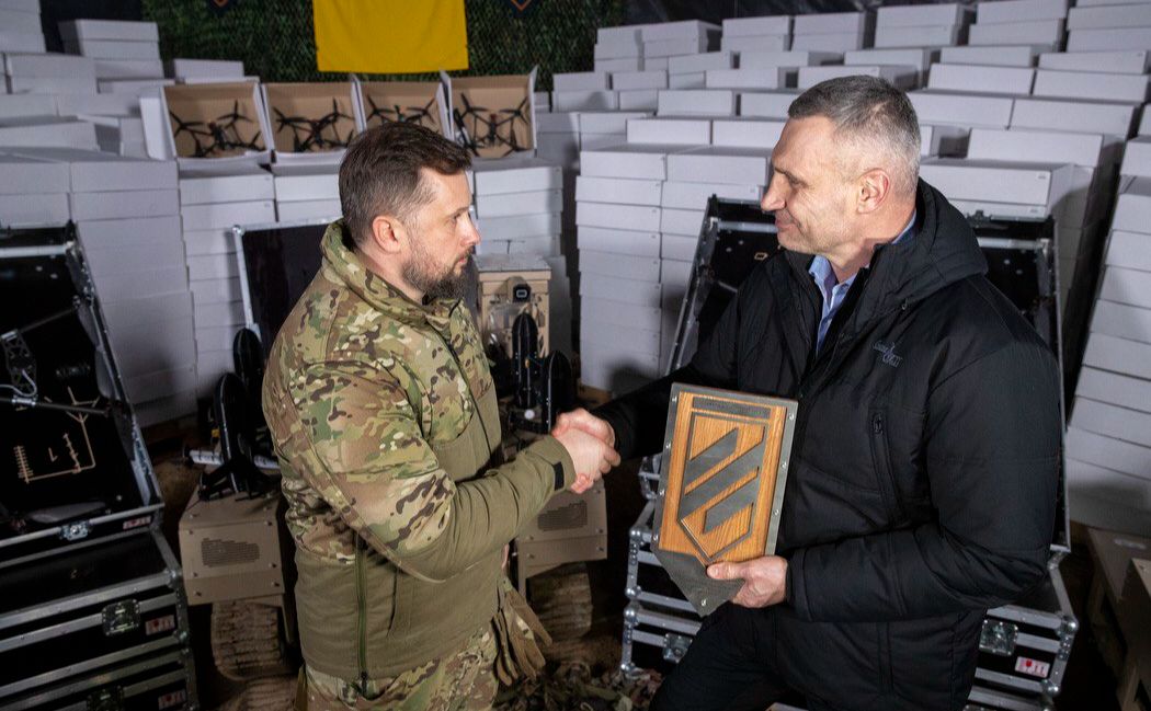 Віталій Кличко передає бійцям 3-го армійського корпусу ЗСУ нову партію допомоги. Фото: пресслужба мера