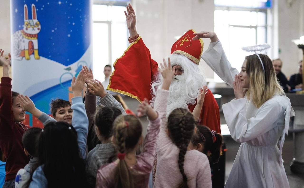 Для дітей влаштували яскраве свято у Головпоштамті. Фото: Укрпошта