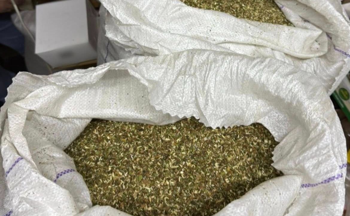 У продавчині вилучили сім мішків тютюну. Фото: поліція Києва