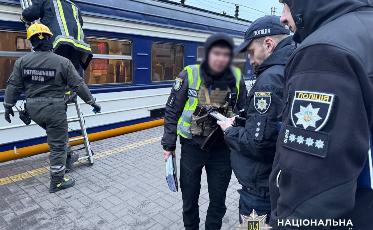 На місці працюють слідчо-оперативна група Голосіївського, ГУ поліції та судово-медичний експерт. Фото: поліція Києва