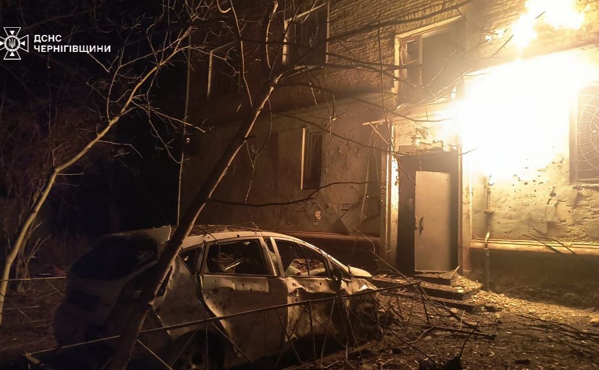 У Чернігові внаслідок падіння російського БпЛА будинок зазнав пошкоджень. Фото: ДСНС