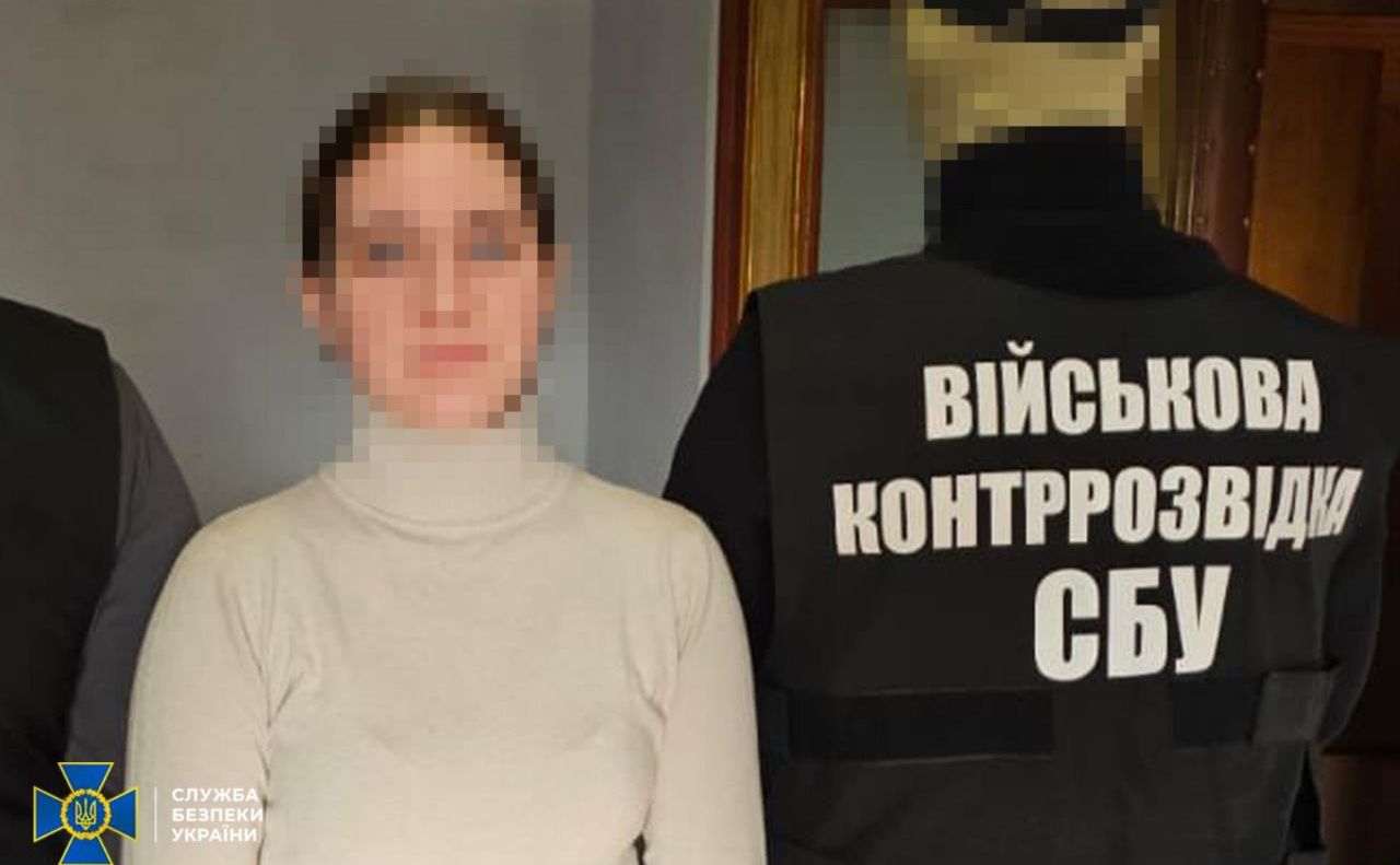 Затримана підозрювана. Фото: СБУ