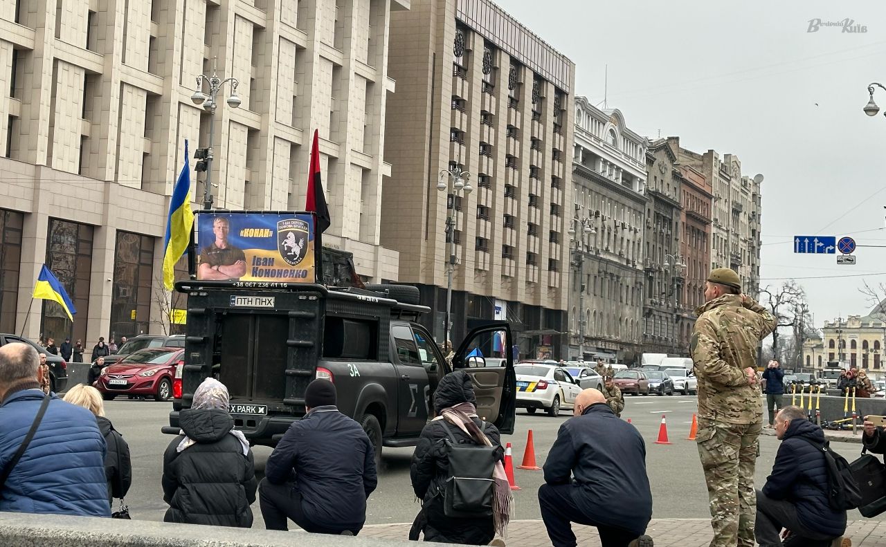 Під час прощання з Іваном «Кононом» Кононенком на Майдані Незалежності. Фото: Даша Гришина