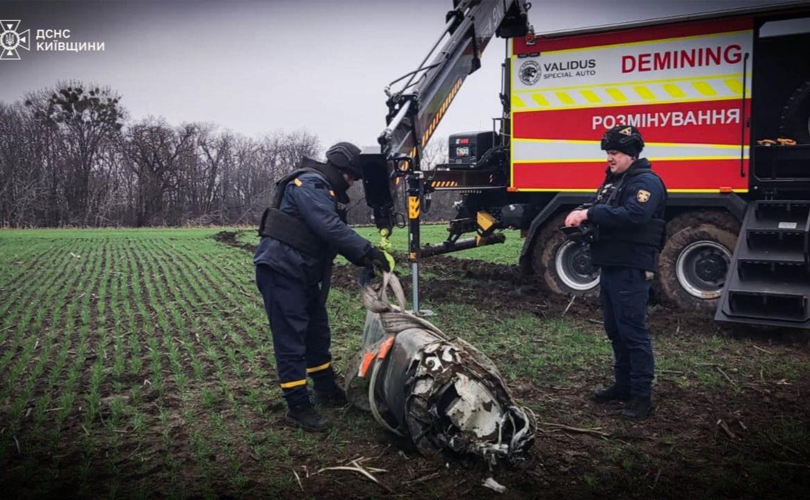 На Київщині з поля прибрали збиту російську ракету