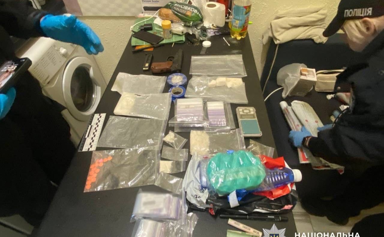 Під час обшуку поліція виявила пакунки з забороненими речовинами. Фото: поліція Києва