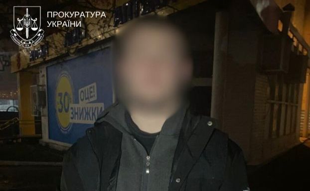 Правоохоронці затримали одного з шахраїв. Фото: прокуратура Києва
