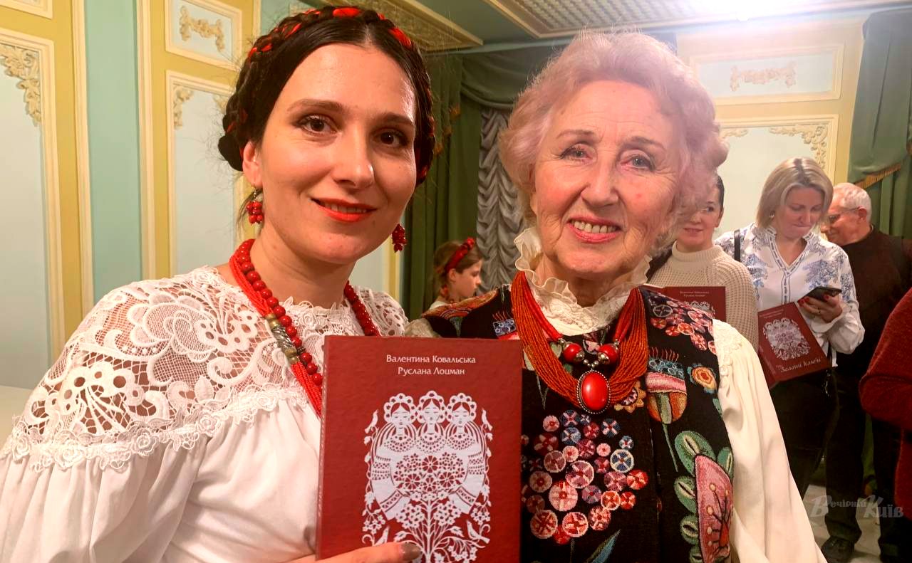 Валентина Ковальська та Руслана Лоцман, співачки, які написали книгу про тріо «Золоті ключі». Фото: Ольга Скотнікова