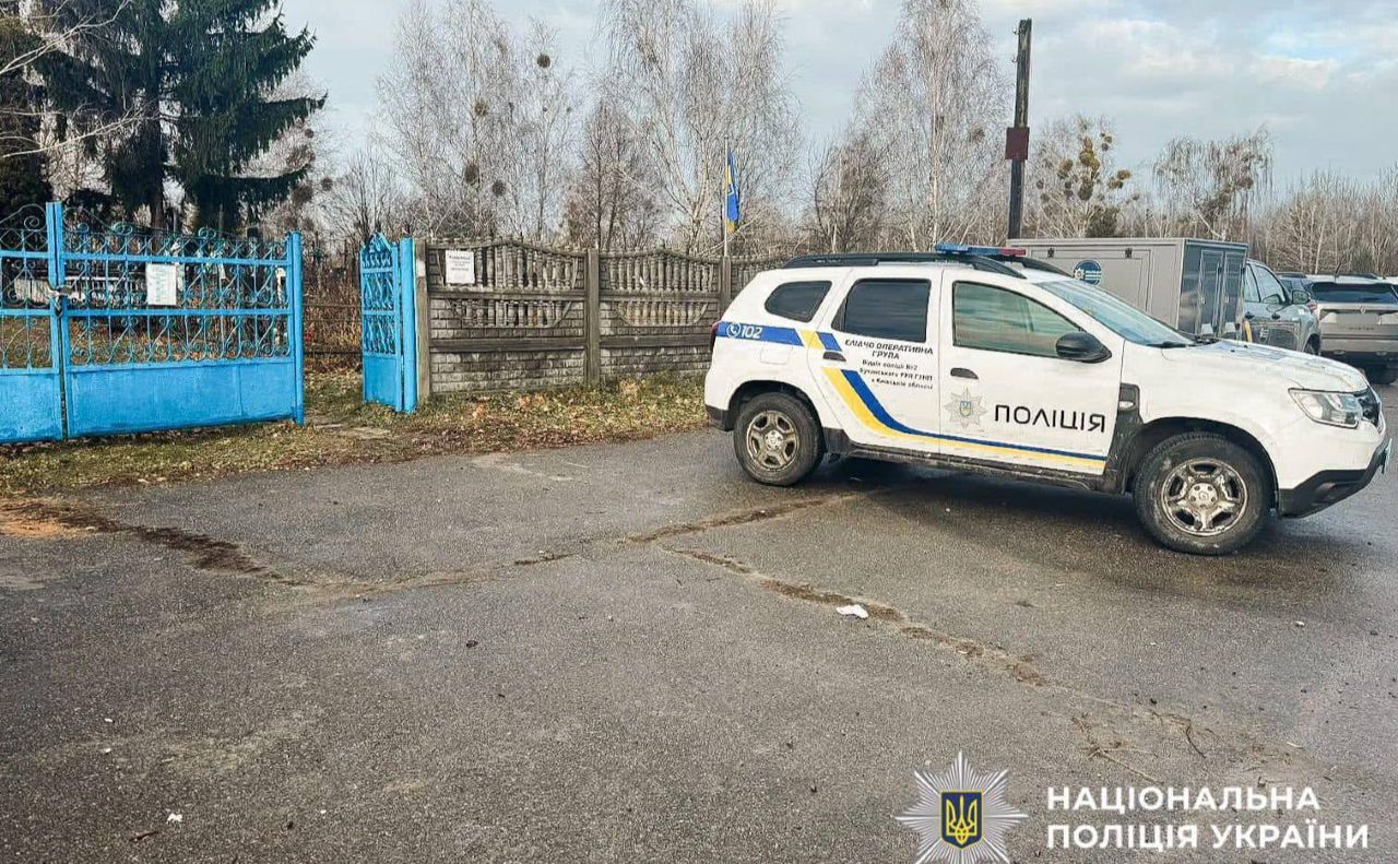 Поліція на місці інциденту у селі Михайлівка-Рубежівка. Фото: Нацполіція