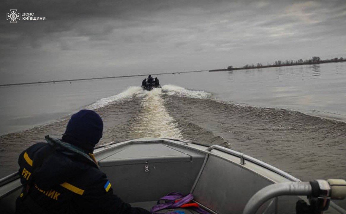 Надзвичайники на катерах обстежили акваторію Київського водосховища