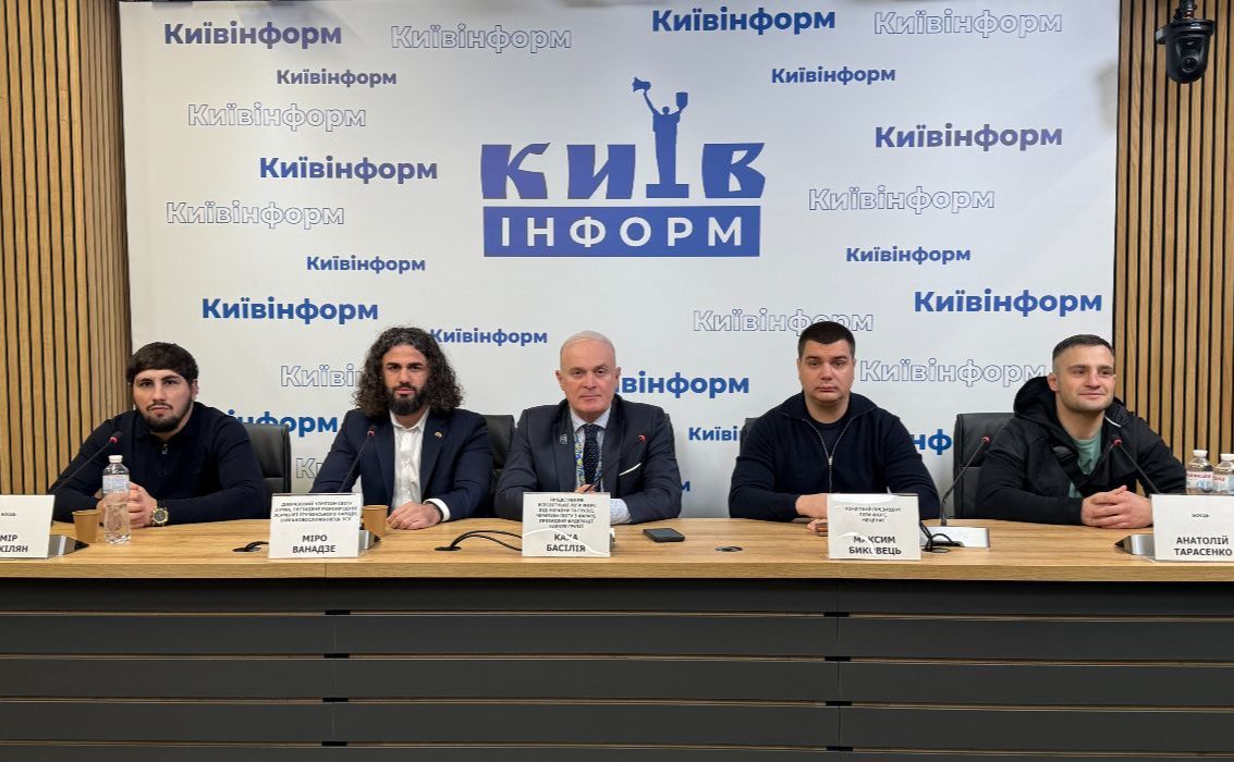 Організатори турніру та бійці головного поєдинку вечора в Київінформ пресцентрі