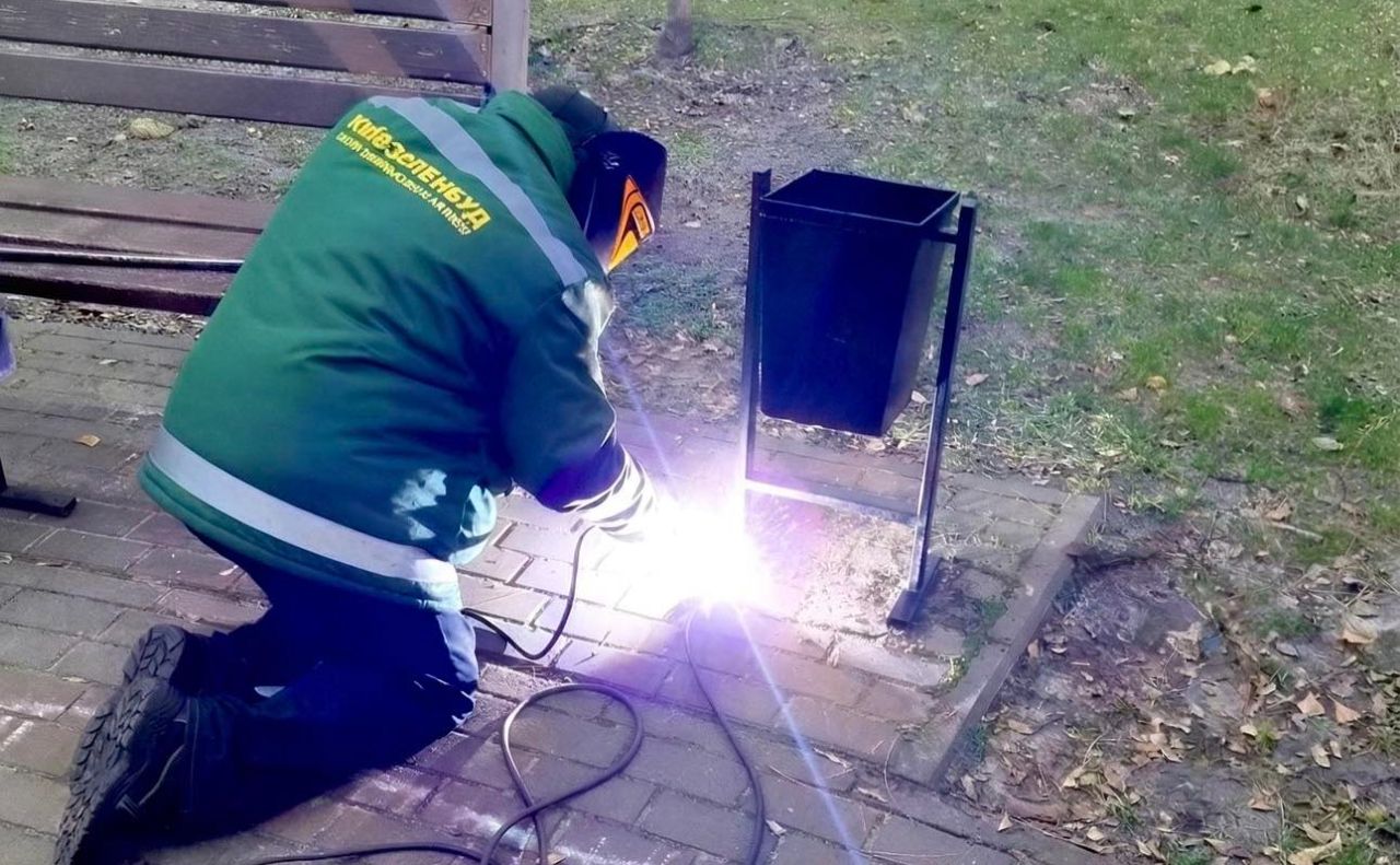 Наводять лад на територіях парків та скверів. Фото: КП УЗН Подільського району