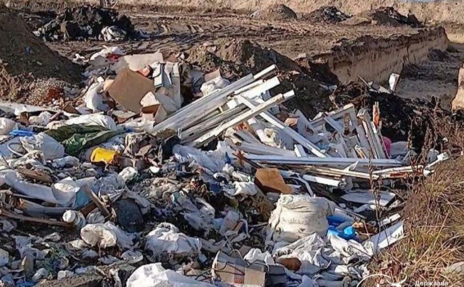 Біля с.Погреби утворюють нове незаконне сміттєзвалище. Фото: Держекоінспекція столичного округу