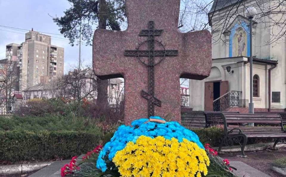Квіти до Пам’ятного знаку «Воїнам Чорнобиля». Фото: пресслужба КМДА