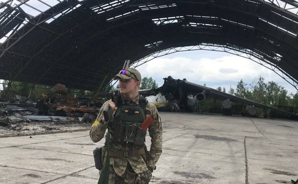 Владислав Агеєв у Гостомелі біля знищеної окупантами «Мрії». Фото: архів родини загиблого бійця