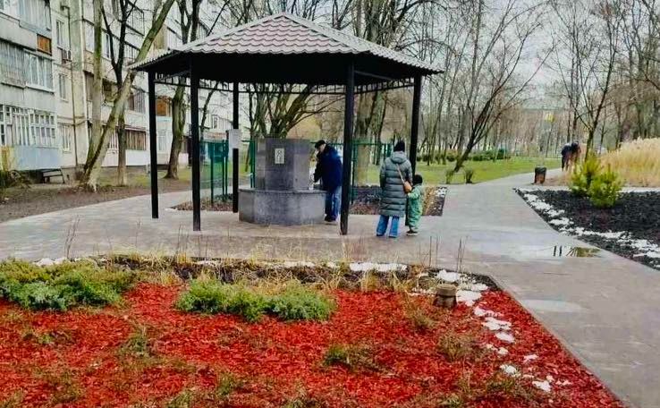 Мешканці Оболоні біля нового бювету. Фото:
