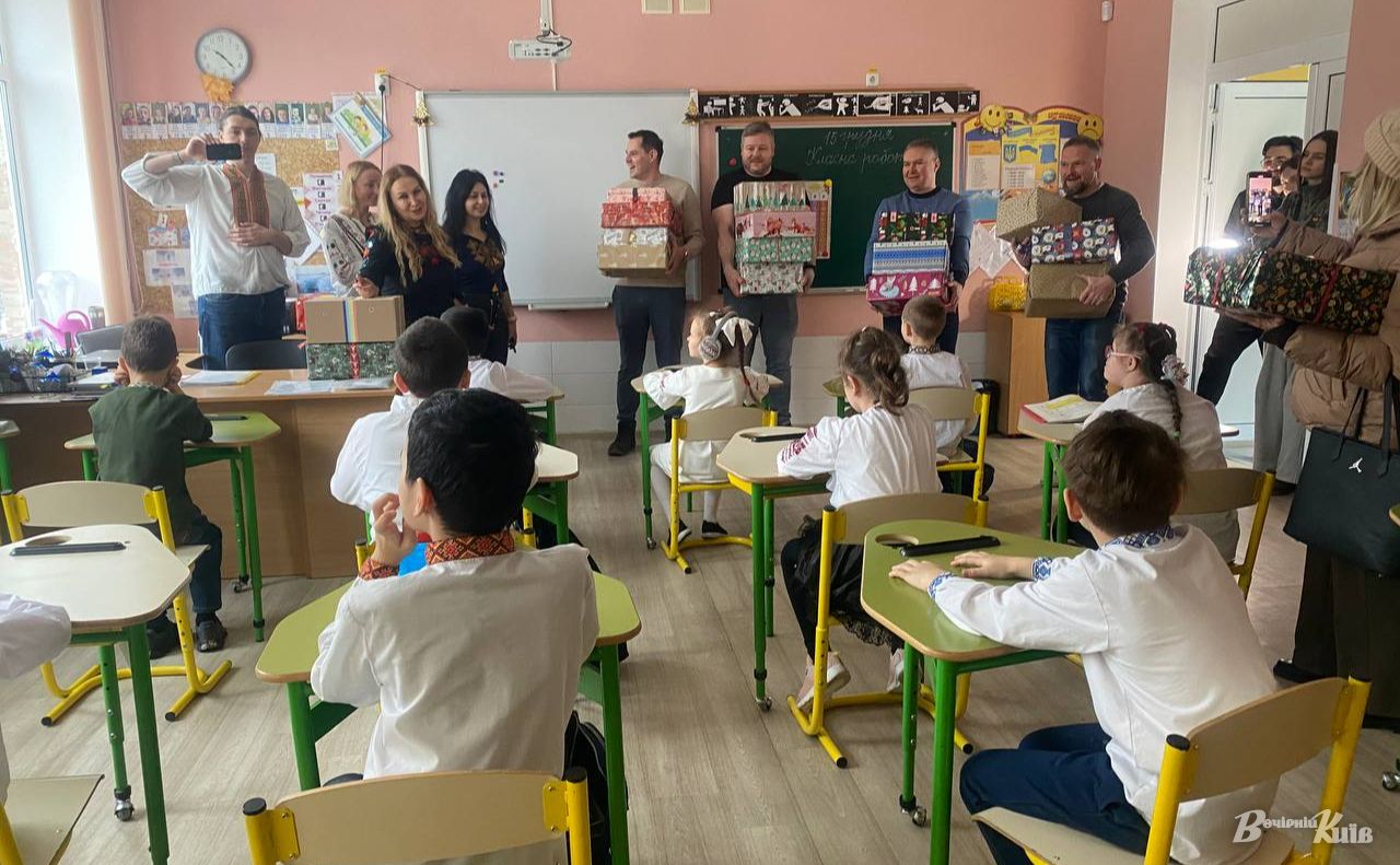 Несподівані подарунки посеред урока — приємні вдвічі. Фото: Олександр Галух