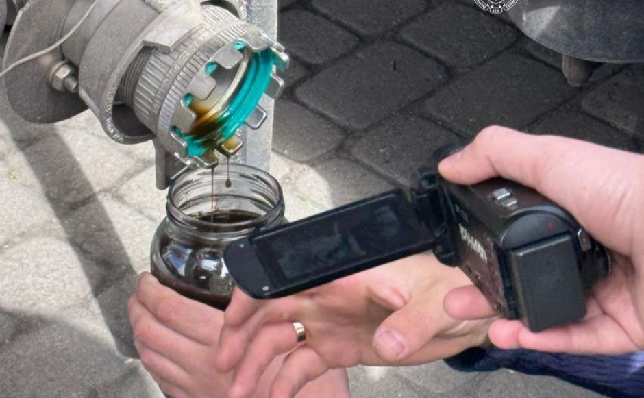 Інспектор сприяв діям підприємства-експортера під час митного оформлення вантажів олії. Фото: Київська міська прокуратура (ТГ)
