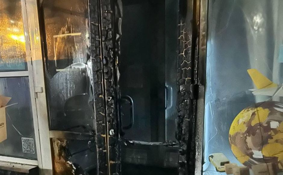 Підозрюваний облив двері бензином і чиркнув запальничкою. Фото: Київська міська прокуратура