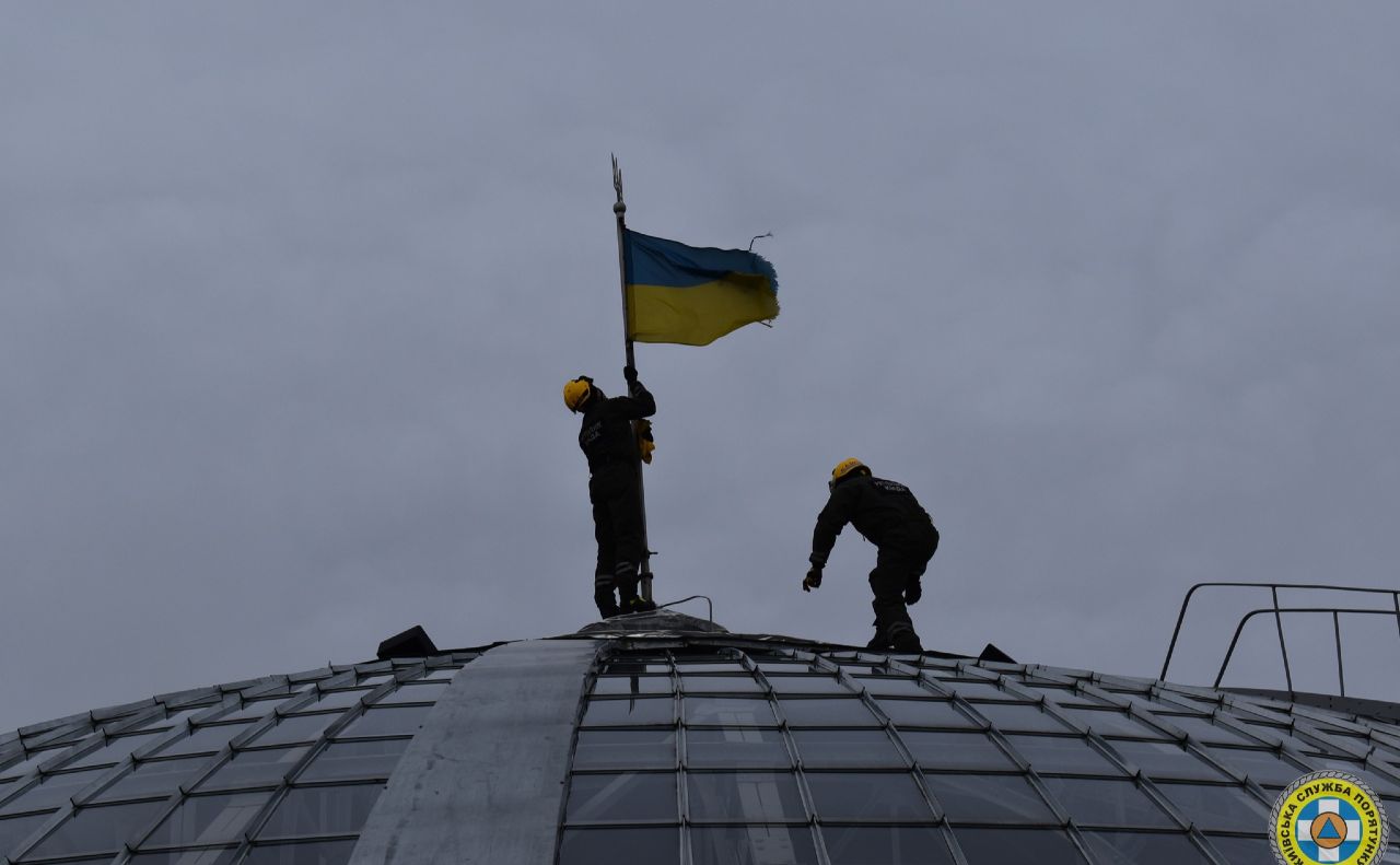 Під час заміни прапора. Фото: КАРС
