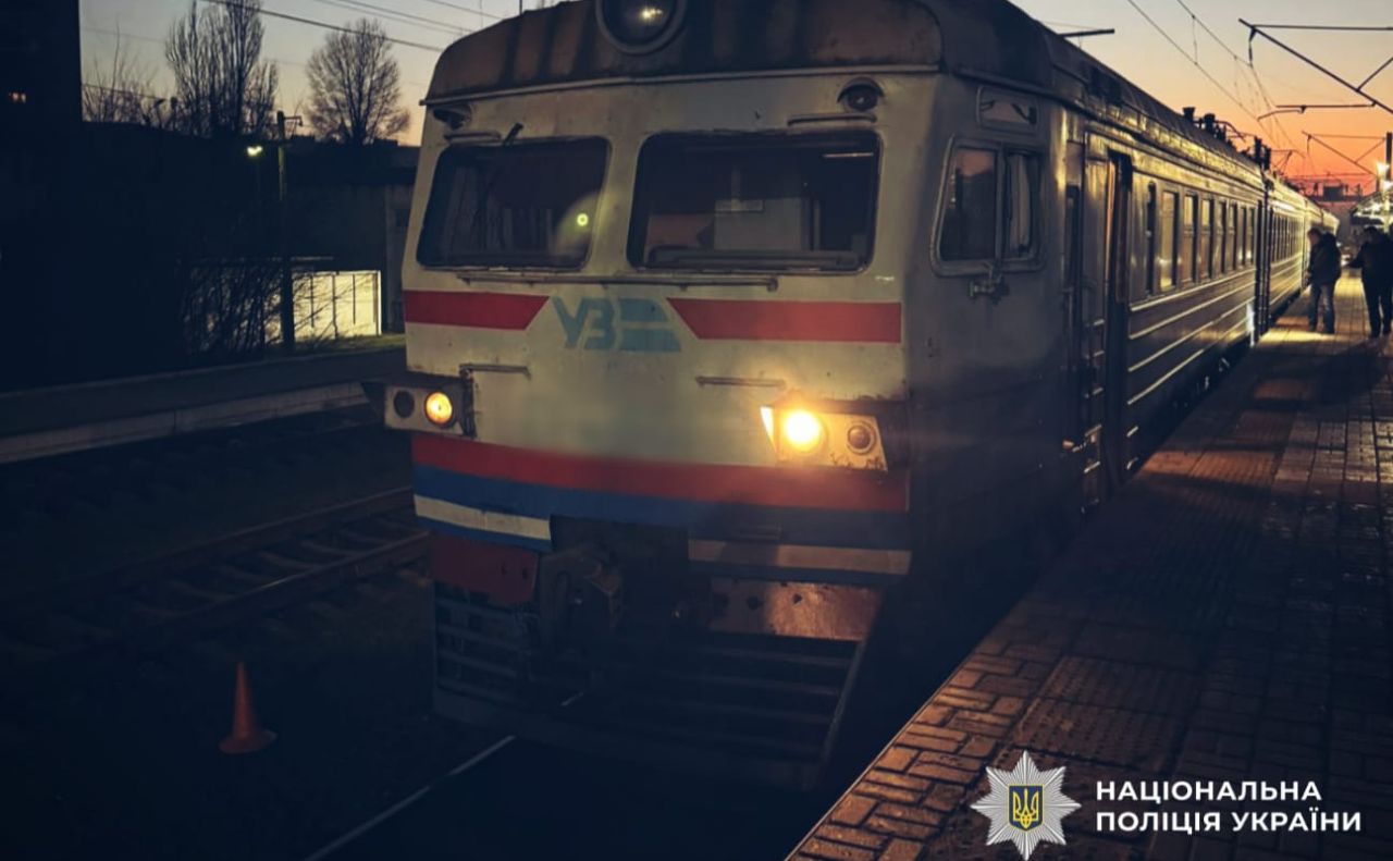 Потяг збив юнака, який стрибнув на колію. Фото: поліція Київської області