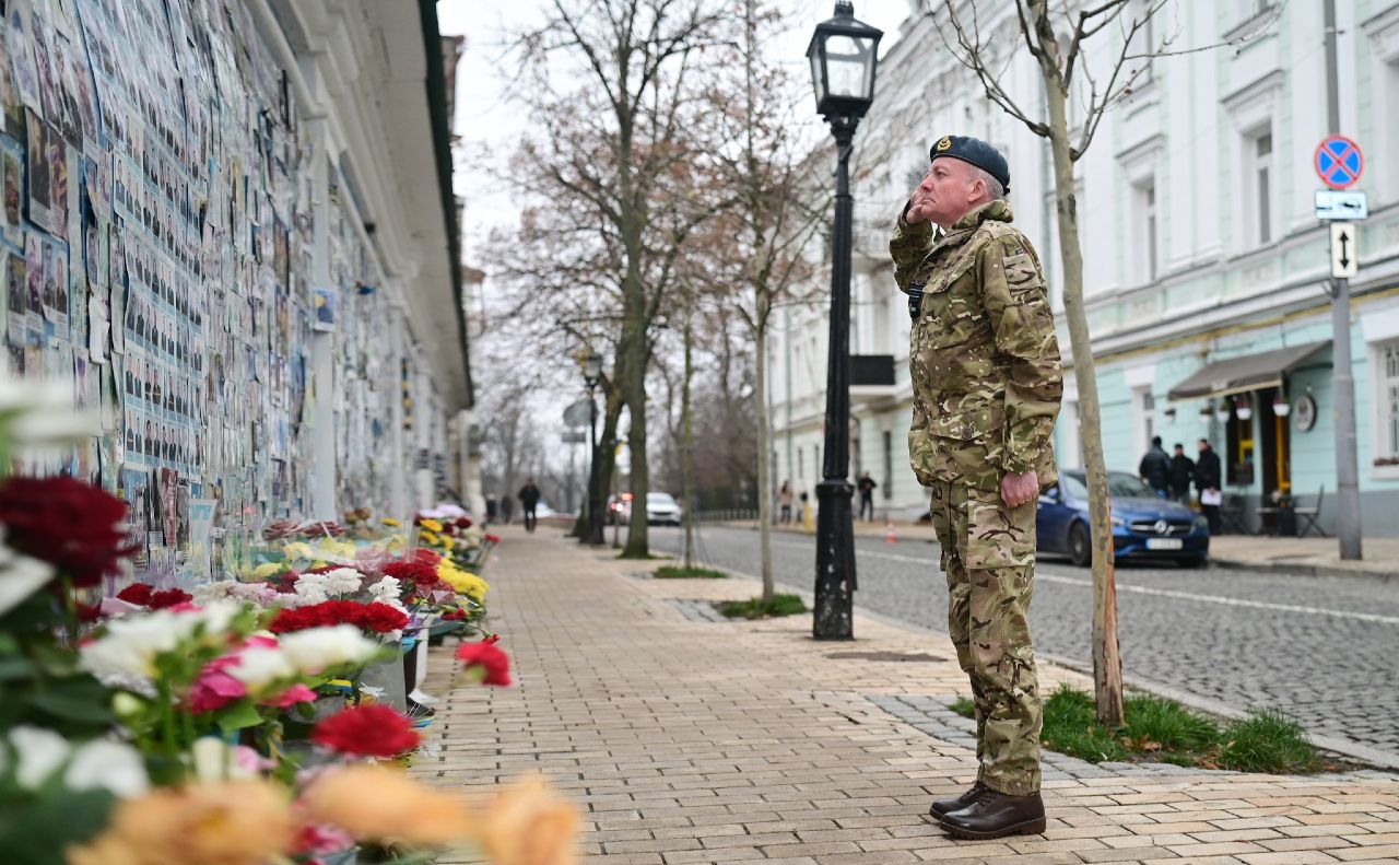 Маршал авіації сер Річард Найтон біля Стіни Пам’яті у Києві. Фото: Посольство Великобританії, фейсбук