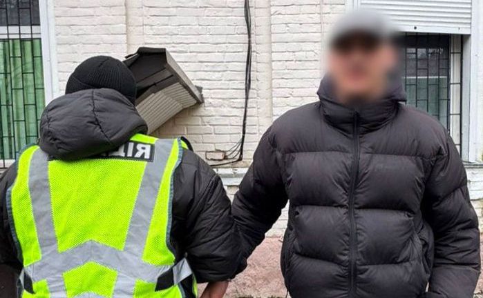 Чоловік, що атакував пасажирів сльозогінним газом у метро — в руках поліції. Фото: Поліція Києва