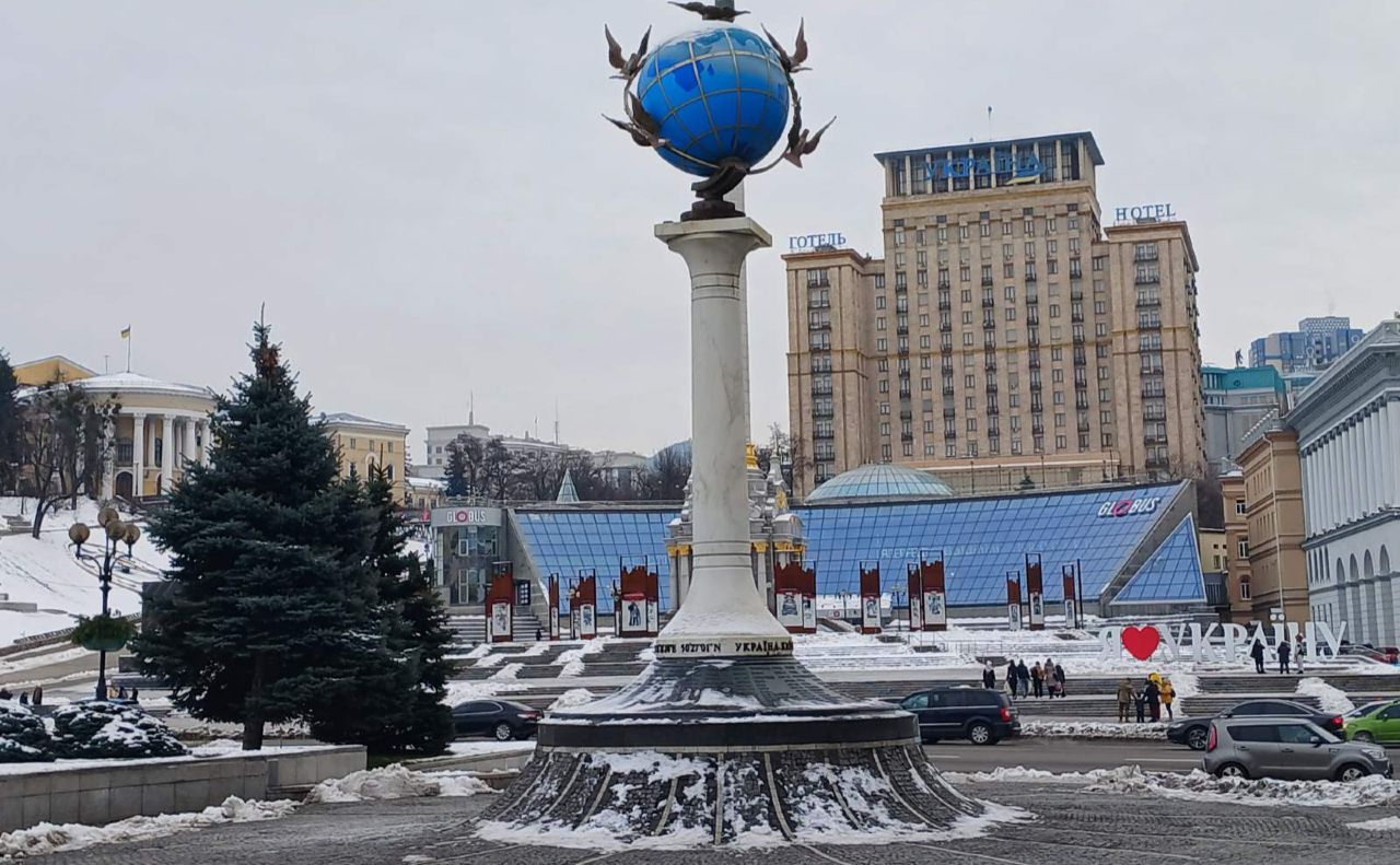Назви міст різних країн світу написані на підніжжі пам’ятного знака «Нульовий кілометр» (глобус). Фото: Toursdekiev.com.ua