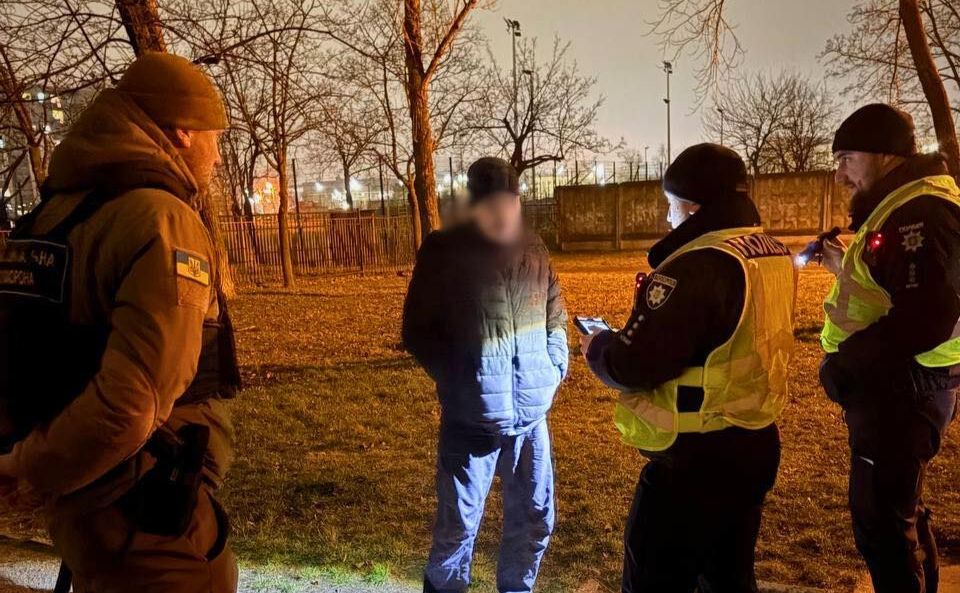 На території ліцею спіймали незнайомця. Фото: Муніципальна охорона