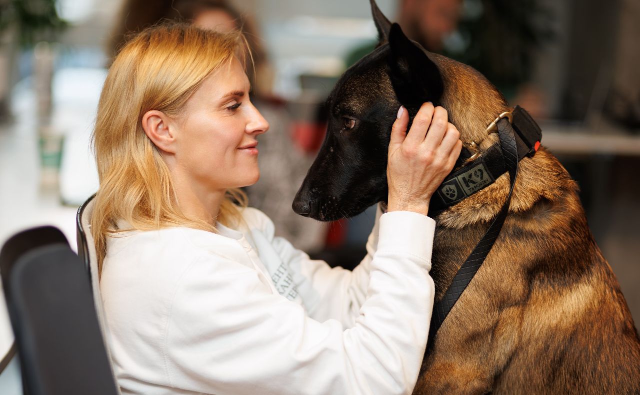 Керівниця центру Марина Прокопенко та бельгійська вівчарка Барселона. Фото: центр каністерапії «INNIKOS».