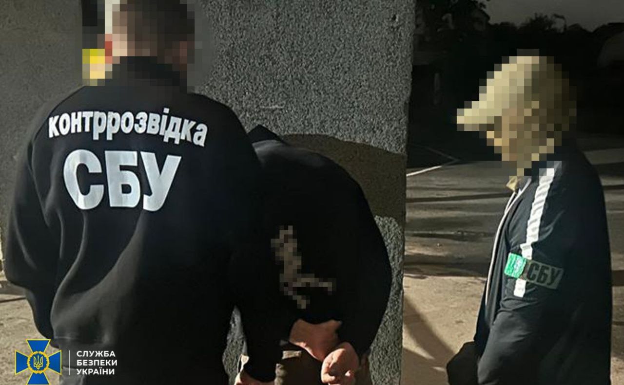 СБУ затримала зловмисника під час його посадки на рейсовий автобус. Фото: СБУ