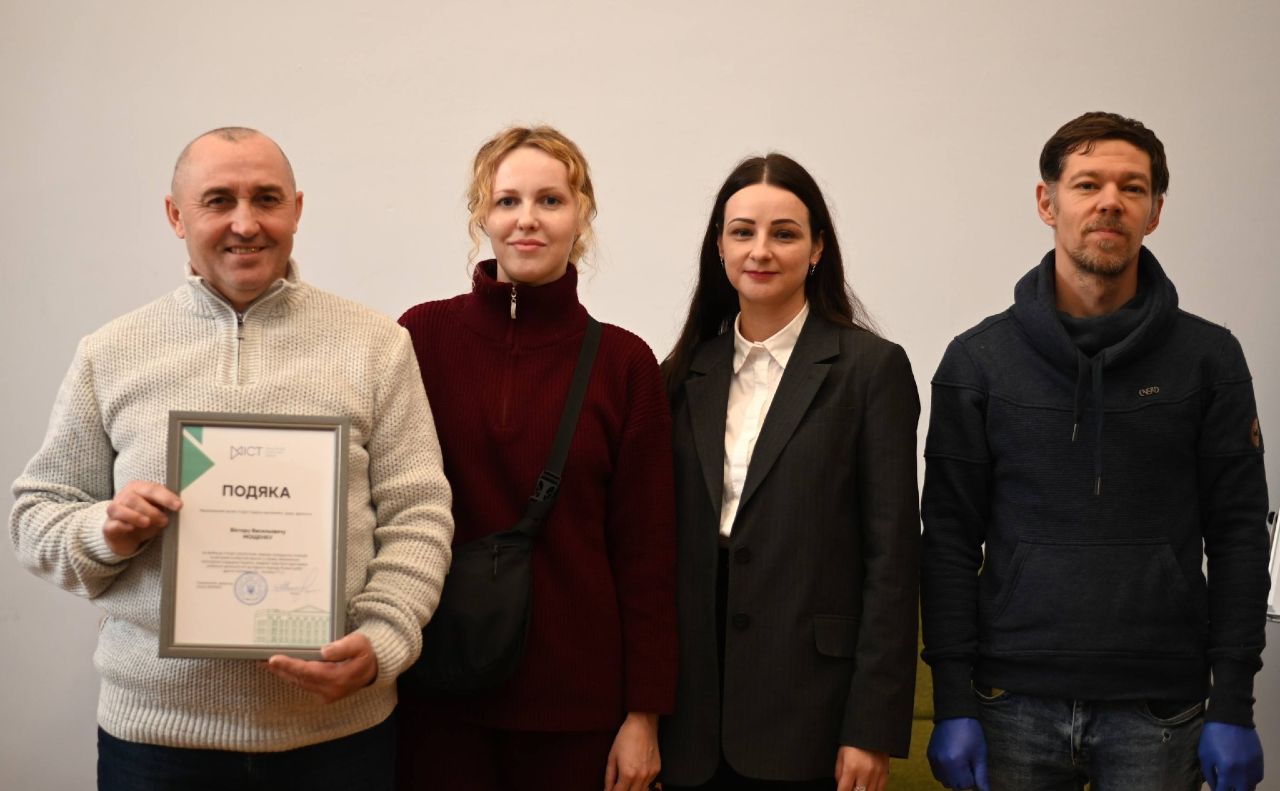 Дарувальники отримали подяку та альбом із найкращими експонатами музею. Фото: Національний музей історії України/ Facebook