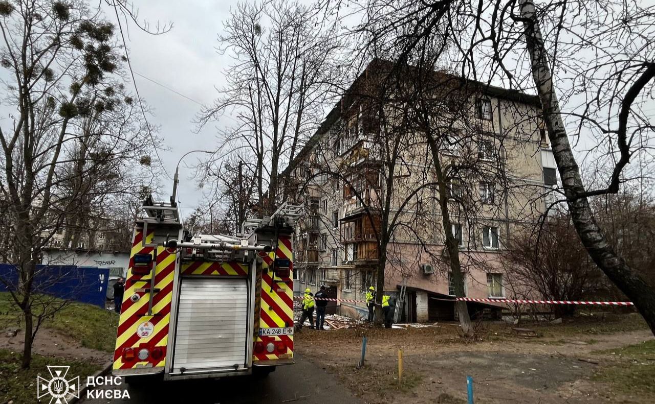 На місці падіння уламків працюють рятувальники