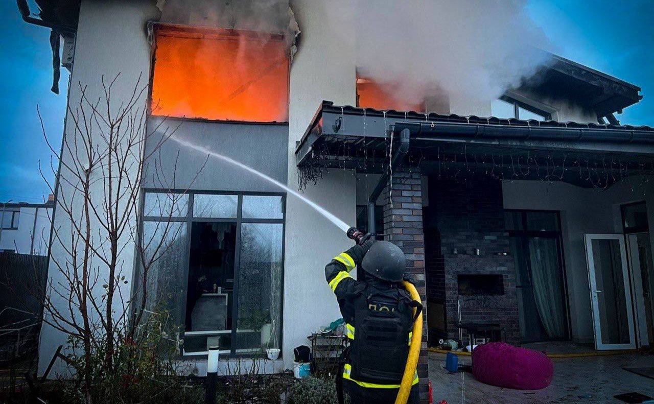 У Вишгородському районі загорівся двоповерховий будинок. Фото: ДСНС Київщини