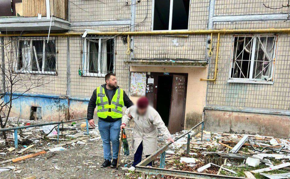 У Святошинському районі продовжують працювати рятувальники та правоохоронці. Фото: Нацполіція