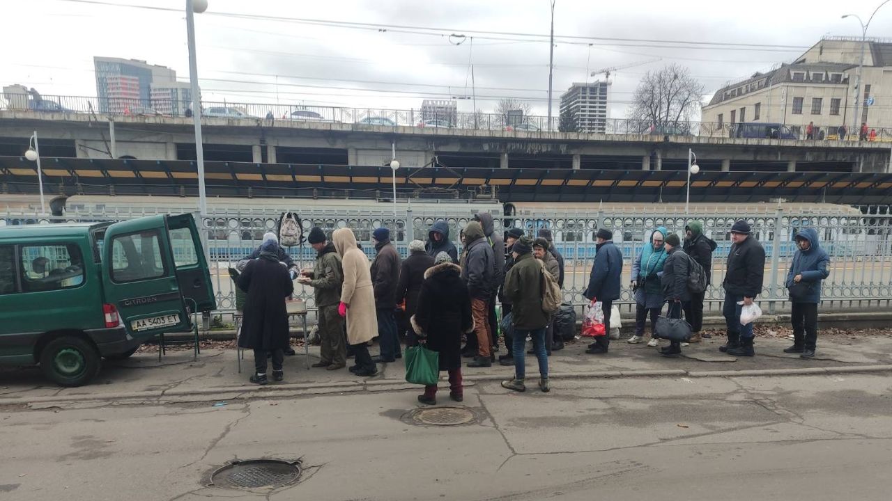 Щодня десятки людей приходять за гарячим обідом: Фото надане Будинком соціального піклування