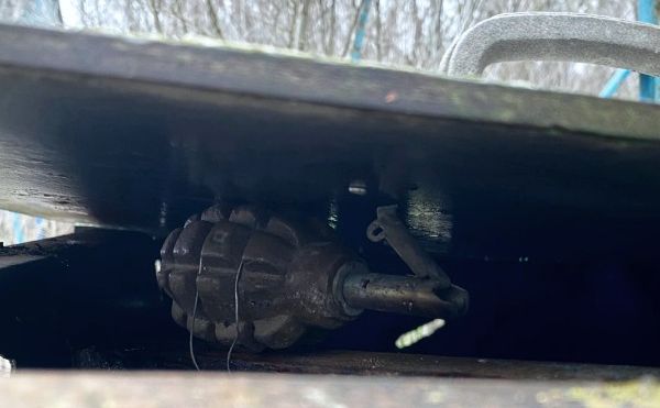 Під дверцятами колодязя окупанти встановили закладку з гранатою. Фото: НГУ