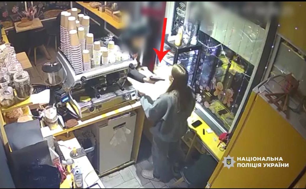 Скрин з відео камери спостереження у кав’ярні.