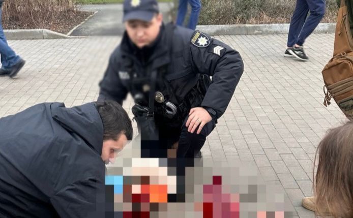 Поліція біля пораненої жінки у Києві після обстрілу. Фото: Київська міська прокуратура