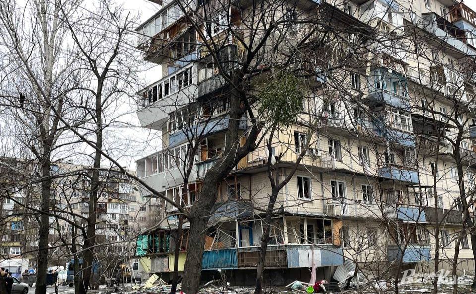 Будинок, який пошкодив російський дрон. Фото: «Вечірній Київ»